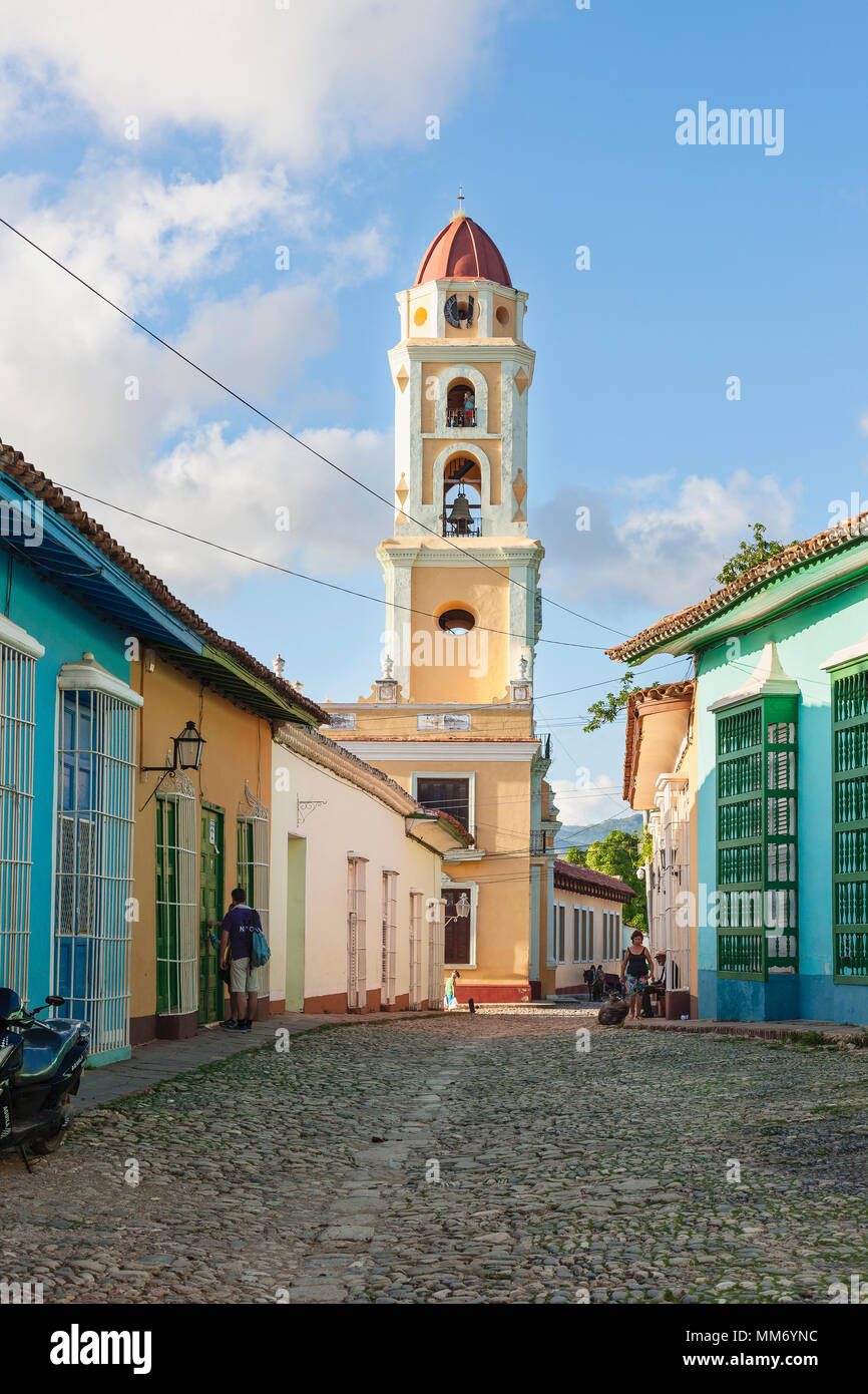 Gepflasterten Straße und Häuser mit Sao Francisco Kirche, Trinidad, Kuba Stockfoto