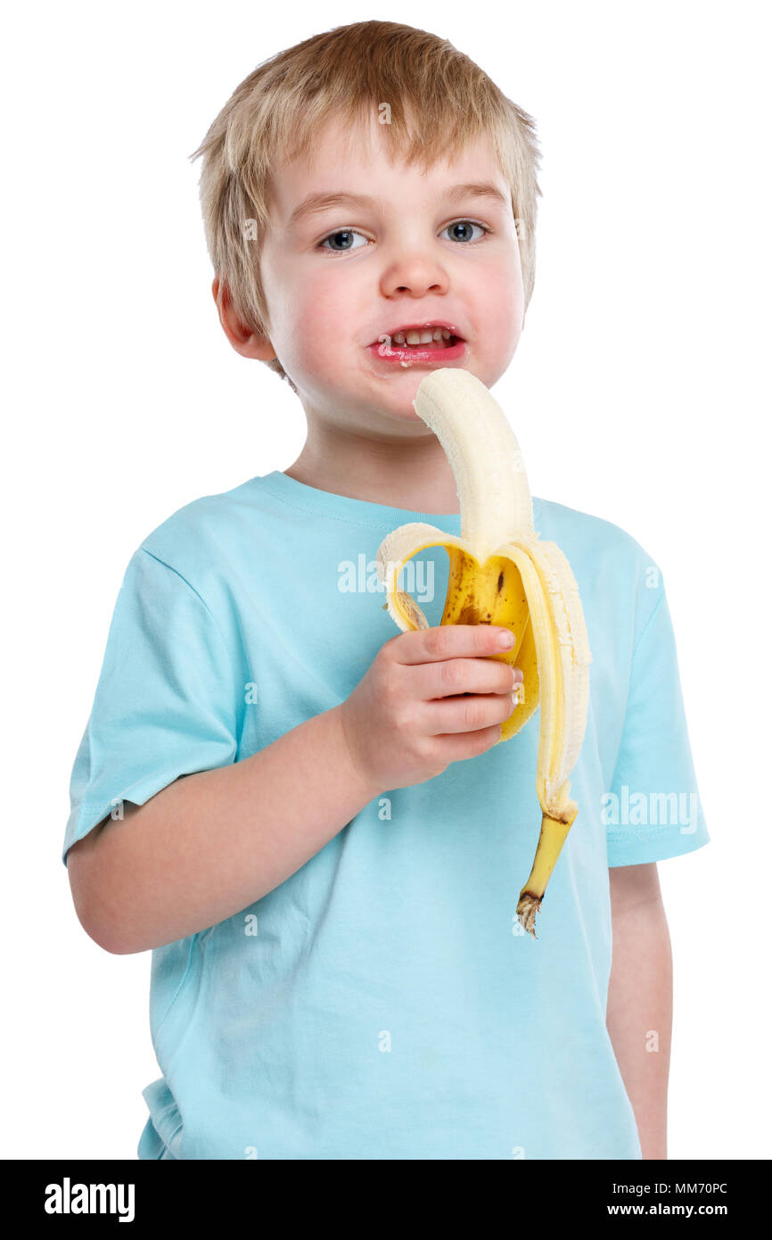 Kind Banane Obst gesund essen blonde Haare Hochformat auf weißem Hintergrund Stockfoto
