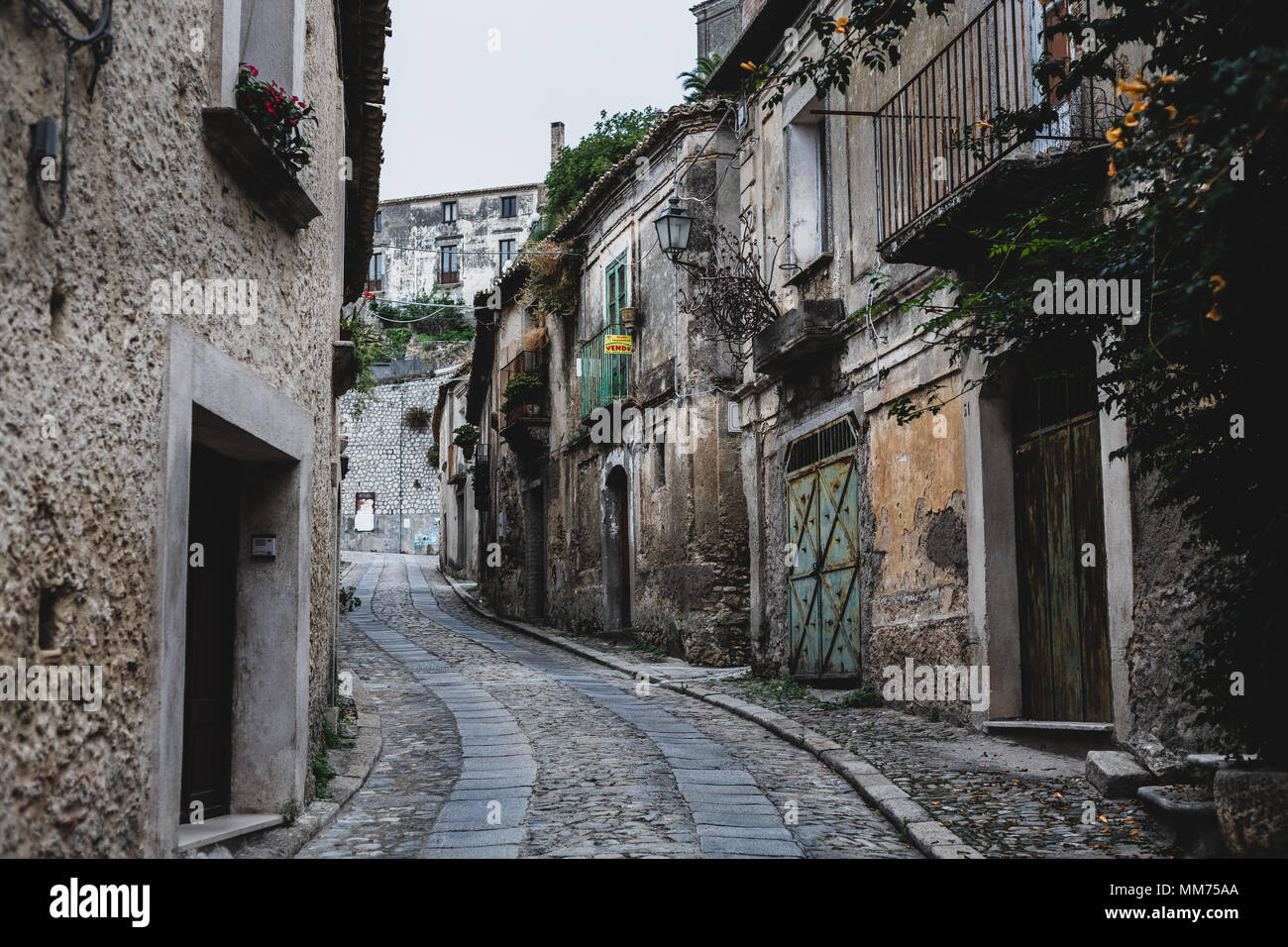 Eine Straße in das Dorf von Gerace, Kalabrien, Italien Stockfoto