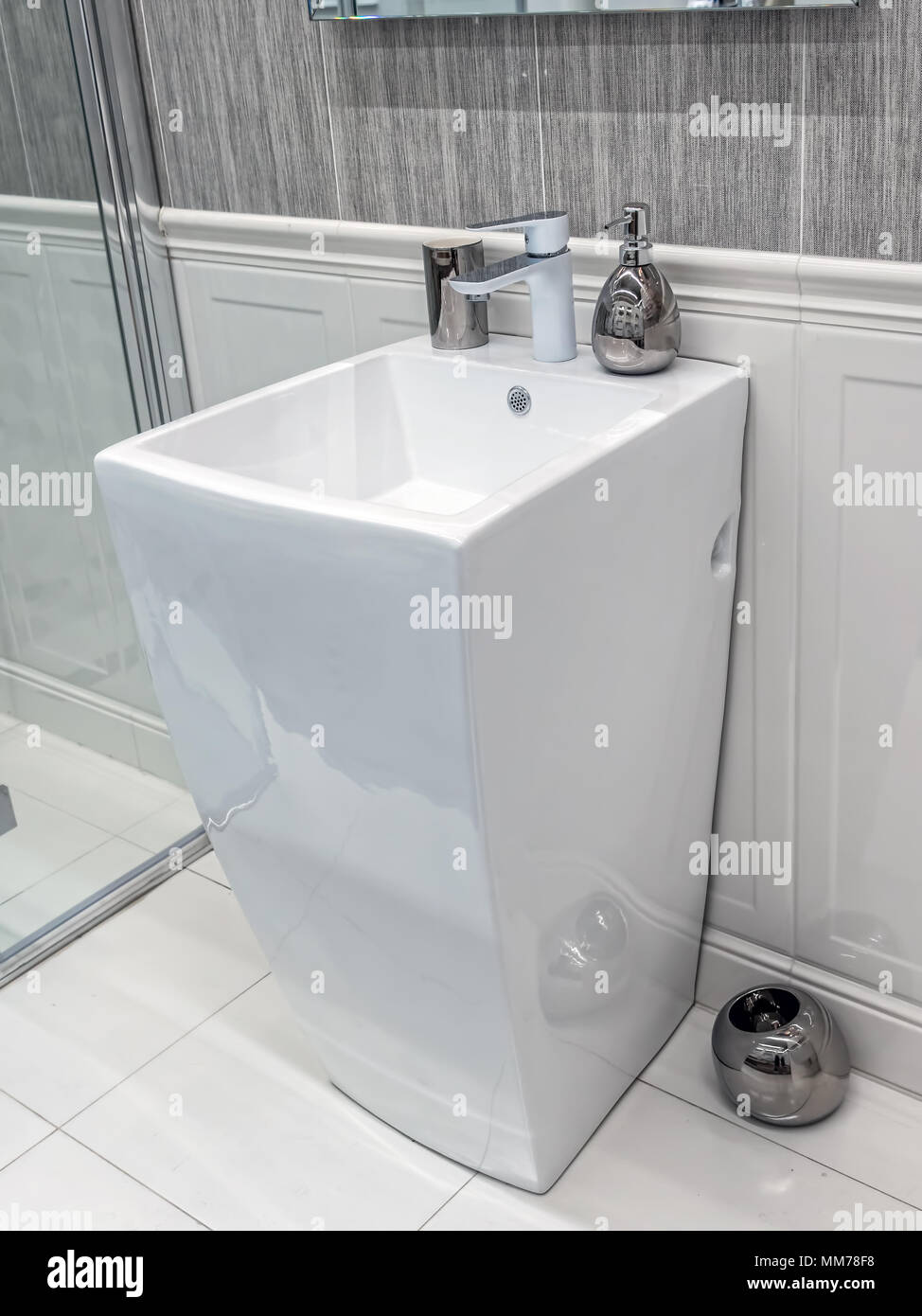 Moderne, weiße Badezimmer Waschbecken mit Chrom Wasserhahn Stockfoto