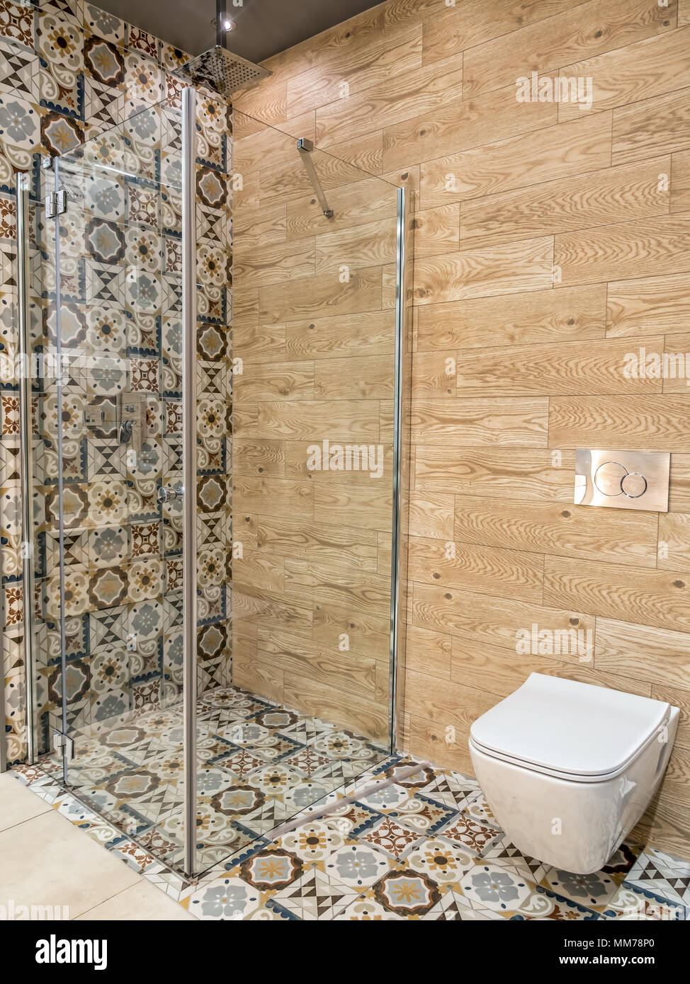 Stilvolle Badezimmer mit Duschkabine und WC Schüssel Stockfoto