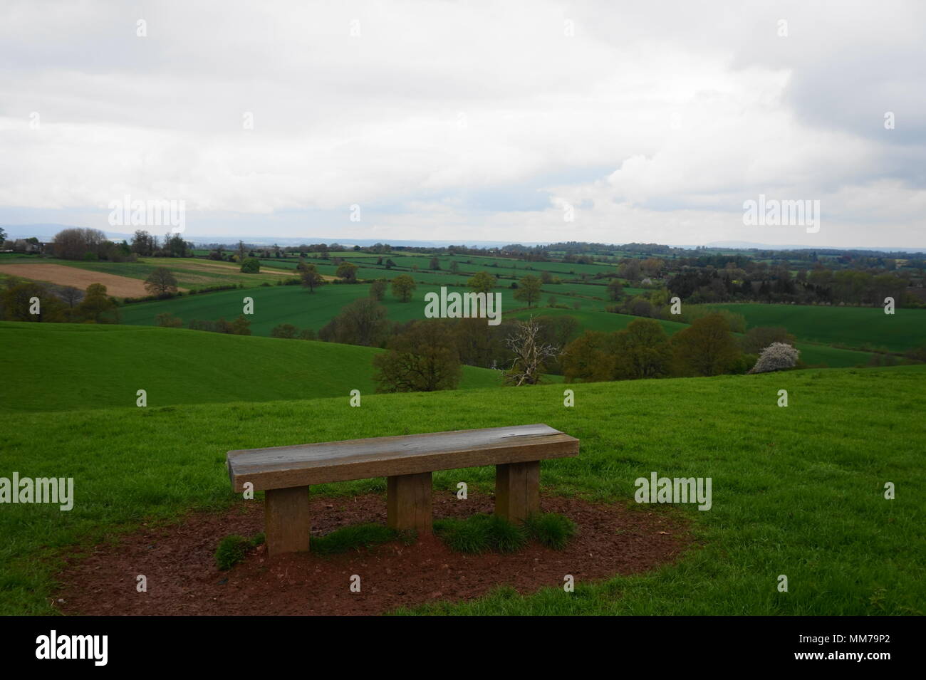 Bild der leeren Bank mit Blick auf Staffordshire Landschaft. Zeigt die Einsamkeit und Depression an trüben verregneten Tag in die Landschaft. Stockfoto