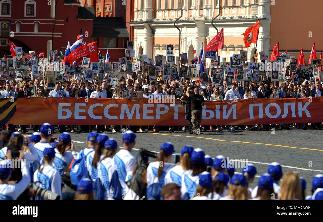 Der russische Präsident Wladimir Putin schließt sich Tausende in den jährlichen Unsterblich Regiment März am Tag des Sieges auf dem Roten Platz am 9. Mai 2018 in Moskau, Russland. (Russische Vorsitz über Planetpix) Stockfoto