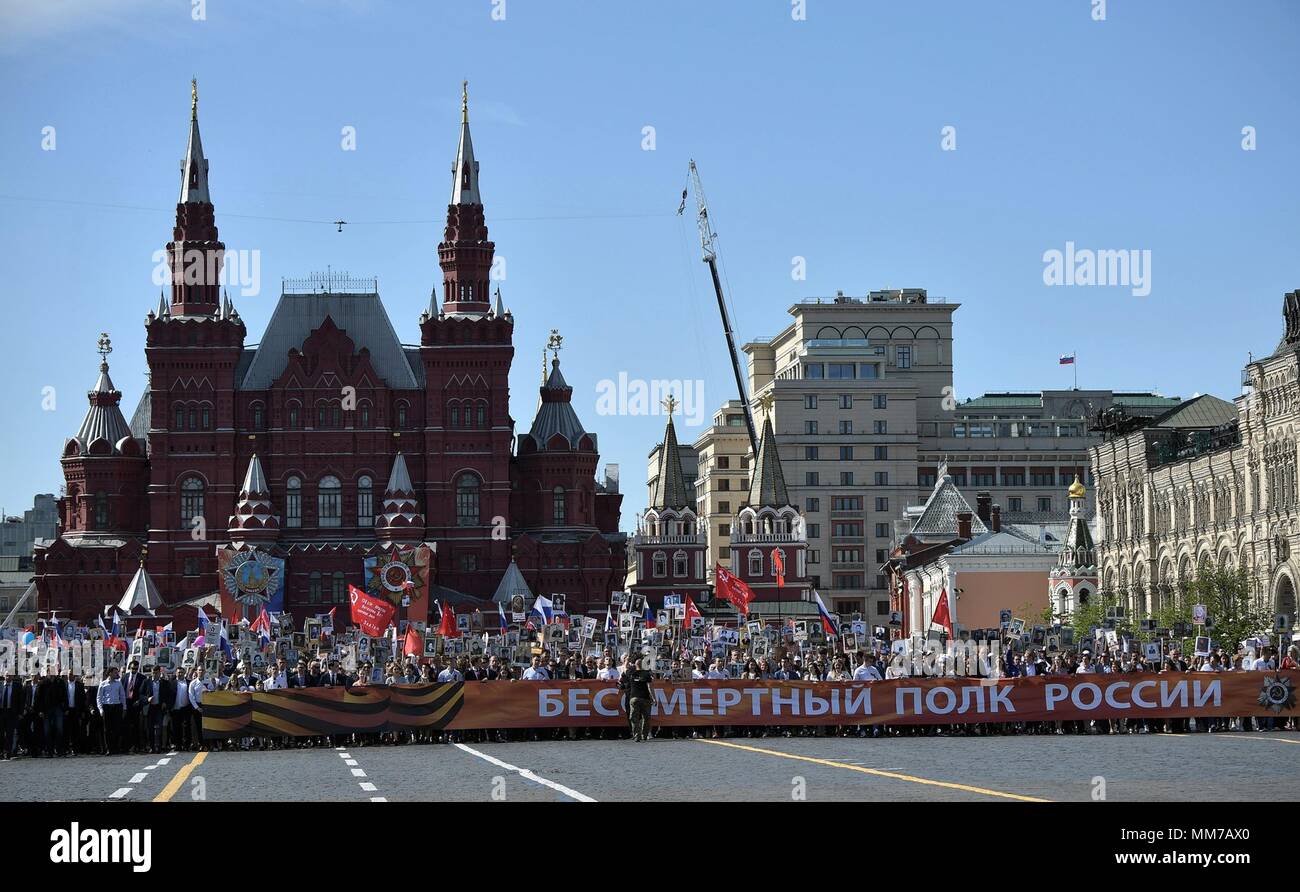 Der russische Präsident Wladimir Putin schließt sich Tausende in den jährlichen Unsterblich Regiment März am Tag des Sieges auf dem Roten Platz am 9. Mai 2018 in Moskau, Russland. (Russische Vorsitz über Planetpix) Stockfoto