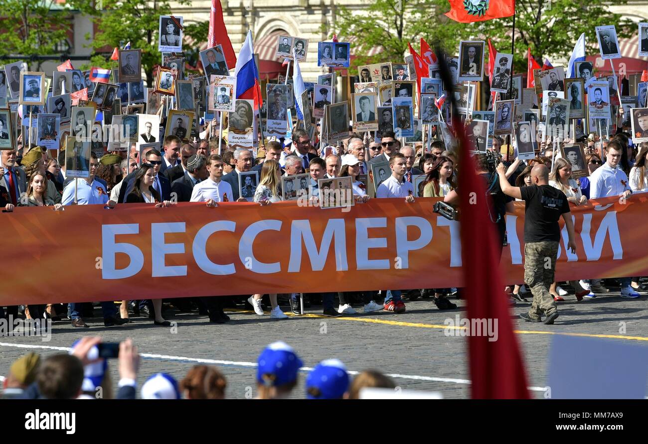 Der russische Präsident Wladimir Putin schließt sich Tausende in den jährlichen Unsterblich Regiment März am Tag des Sieges auf dem Roten Platz am 9. Mai 2018 in Moskau, Russland. (Russische Vorsitz über Planetpix) Stockfoto