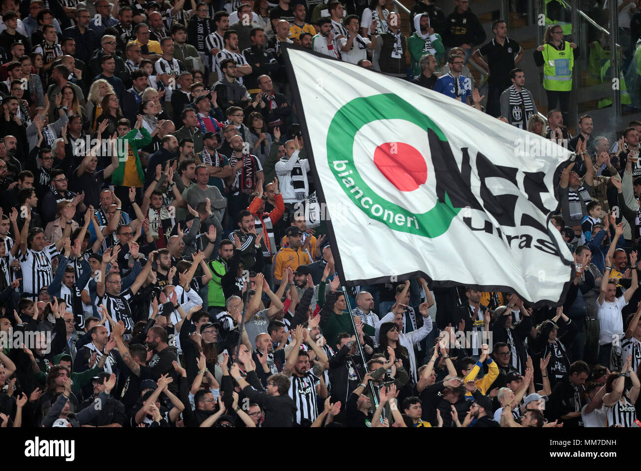 Stadio Olimpico, Rom, Italien. 9. Mai, 2018. Coppa Italia Fussball Cup Finale, Juventus Turin, AC Mailand; Anhänger von Juventus Turin jubeln für Ihre Mannschaft während des Spiels Credit: Aktion plus Sport/Alamy leben Nachrichten Stockfoto