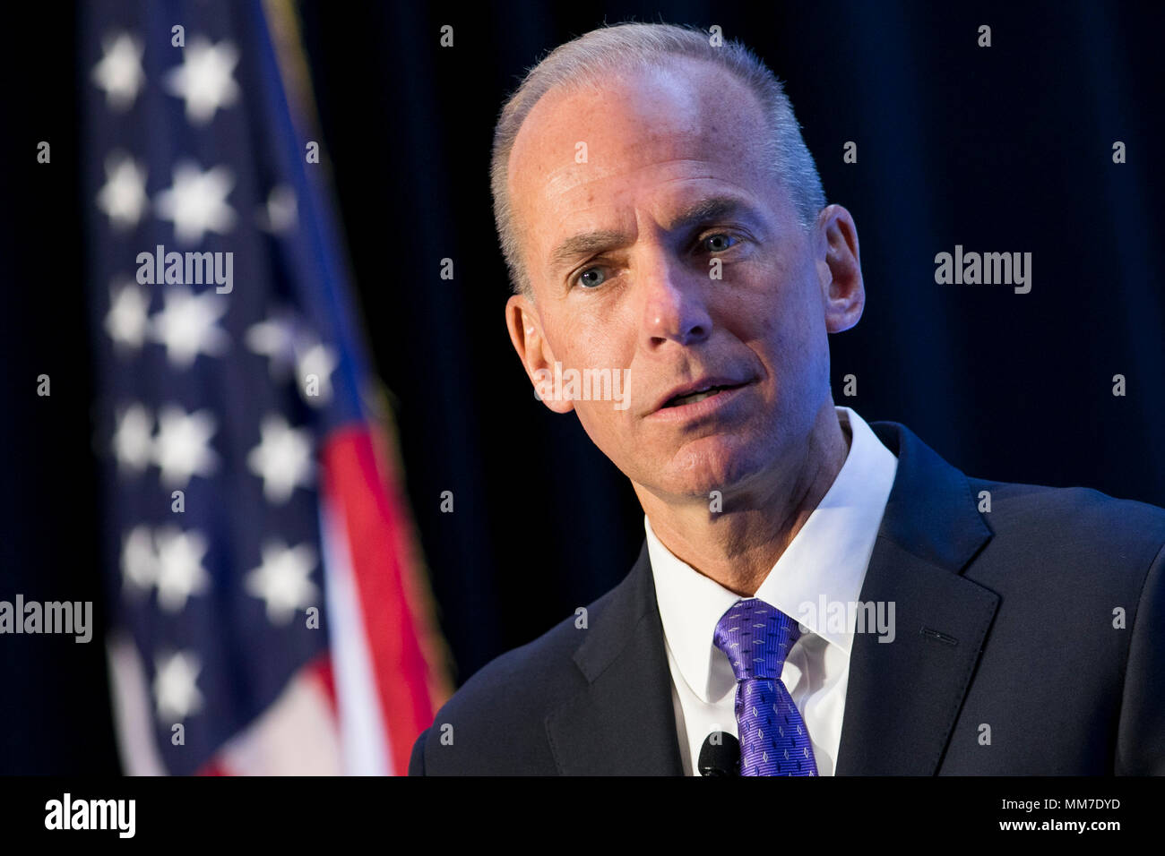 Washington DC, USA. 9. Mai, 2018. Dennis Muilenburg, Vorsitzender, Präsident und CEO, The Boeing Company, nimmt in einem Interview bei einem wirtschaftlichen Verein von Washington Veranstaltung in Washington, D.C. am 9. Mai 2018. Credit: Kristoffer Tripplaar/Alamy leben Nachrichten Stockfoto