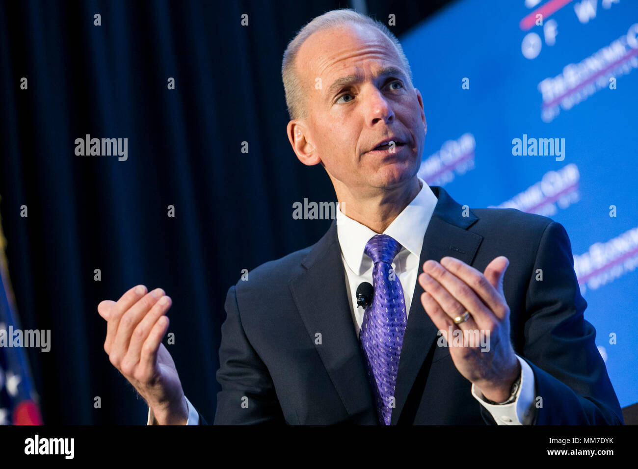 Washington DC, USA. 9. Mai, 2018. Dennis Muilenburg, Vorsitzender, Präsident und CEO, The Boeing Company, nimmt in einem Interview bei einem wirtschaftlichen Verein von Washington Veranstaltung in Washington, D.C. am 9. Mai 2018. Credit: Kristoffer Tripplaar/Alamy leben Nachrichten Stockfoto
