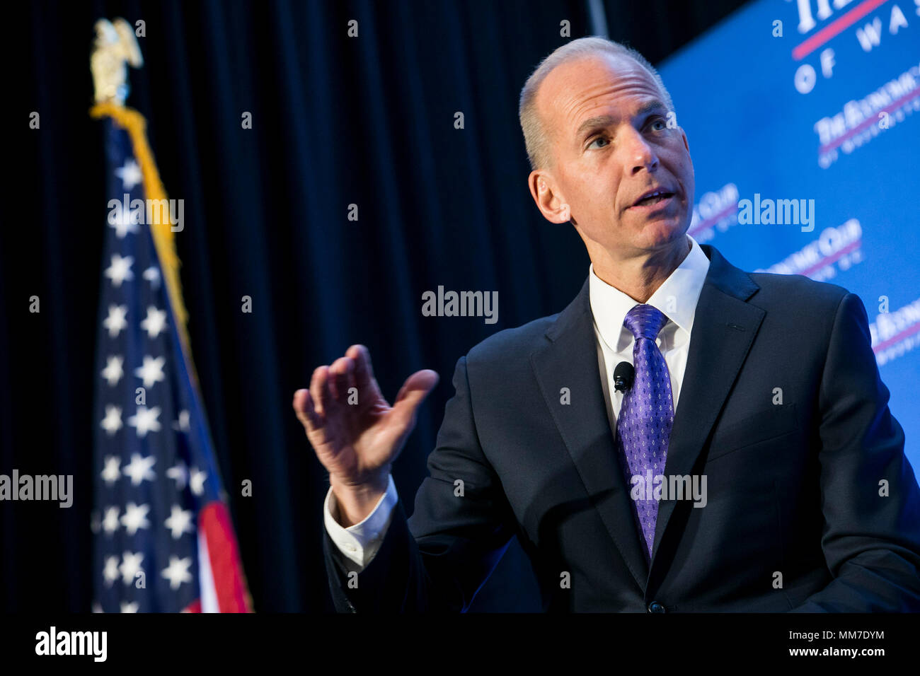 Washington DC, USA. 9. Mai, 2018. Dennis Muilenburg, Vorsitzender, Präsident und CEO, The Boeing Company, nimmt in einem Interview bei einem wirtschaftlichen Verein von Washington Veranstaltung in Washington, D.C. am 9. Mai 2018. Credit: Kristoffer Tripplaar/Alamy leben Nachrichten Stockfoto