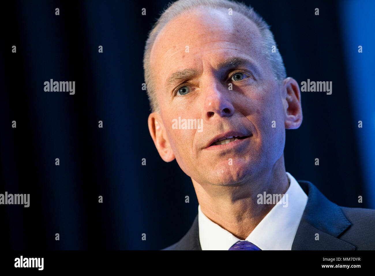 Washington DC, USA. 9. Mai, 2018. Dennis Muilenburg, Vorsitzender, Präsident und CEO, The Boeing Company, nimmt in einem Interview bei einem wirtschaftlichen Verein von Washington Veranstaltung in Washington, D.C. am 9. Mai 2018. Credit: Kristoffer Tripplaar/Alamy leben Nachrichten Stockfoto