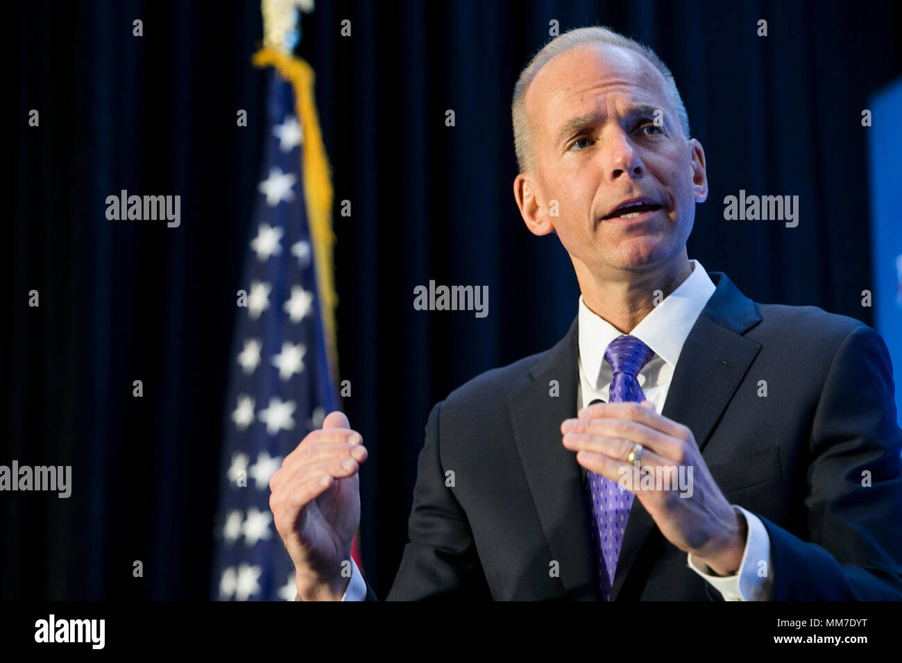 Washington DC, USA. 9. Mai, 2018. Dennis Muilenburg, Vorsitzender, Präsident und CEO, The Boeing Company, nimmt in einem Interview bei einem wirtschaftlichen Verein von Washington Veranstaltung in Washington, D.C. am 9. Mai 2018. Credit: Kristoffer Tripplaar/Alamy leben Nachrichten Stockfoto