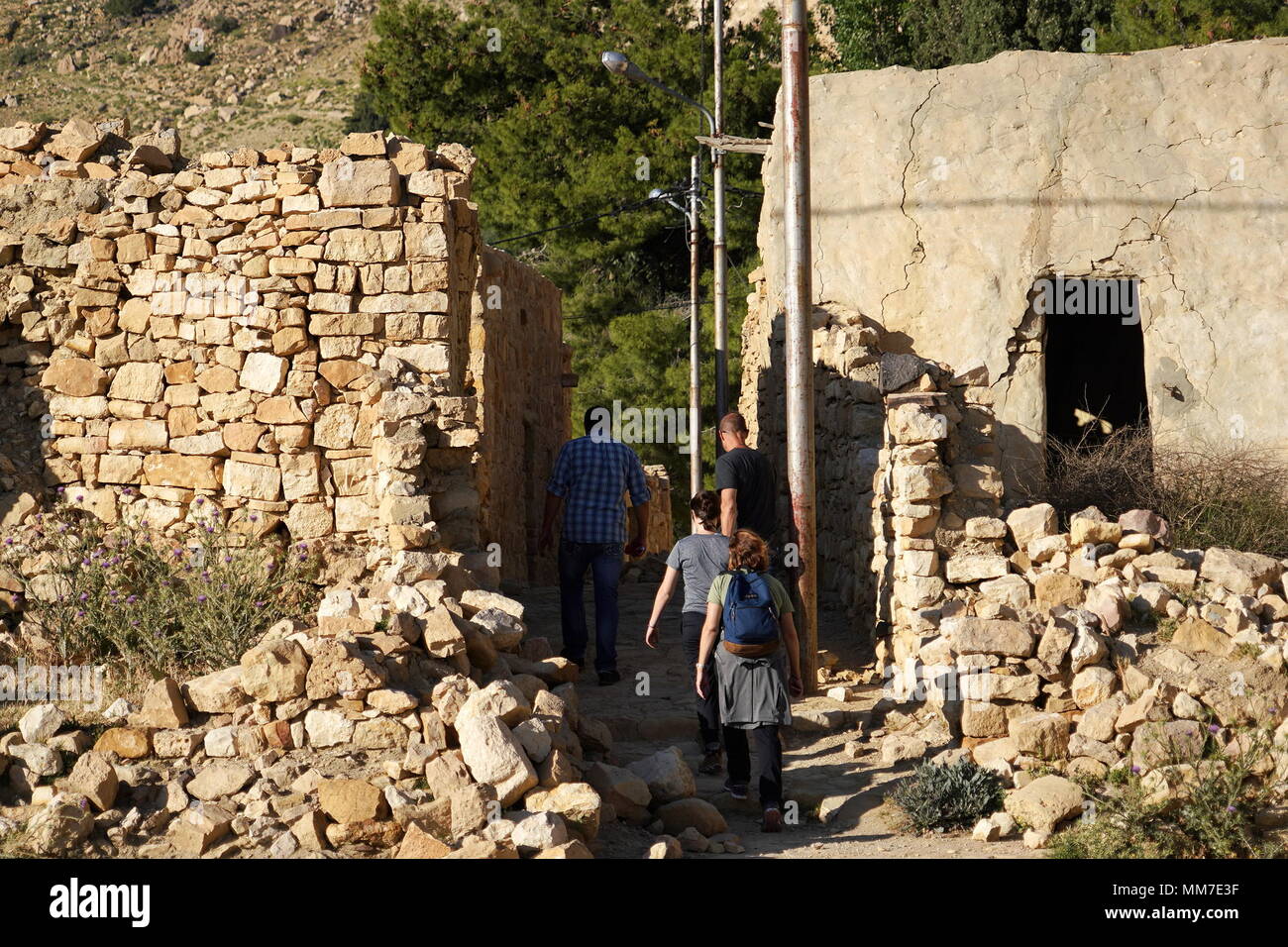 Amman, Jordanien. 9. Mai, 2018. Touristen zu Fuß in Dana Village, Jordanien, am 9. Mai 2018. Die Dana Village Bereich hat seit etwa 4000 v. Chr. belegt worden. Beeinflusst von der Altsteinzeit, ägyptischen, Nabatäische und römischen Zivilisationen, das Dorf heute meist durch Clans eines Stammes, der seit der osmanischen Zeit besiedelt bewohnt ist. Credit: Lin Xiaowei/Xinhua/Alamy leben Nachrichten Stockfoto