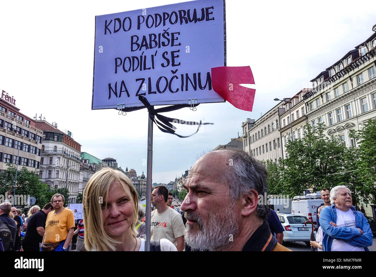 Prag, Tschechische Republik Demonstration gegen Premier Babis, Präsident Zeman und die Kommunisten. Wer unterstützt Babis an der Tat beteiligt ist Stockfoto