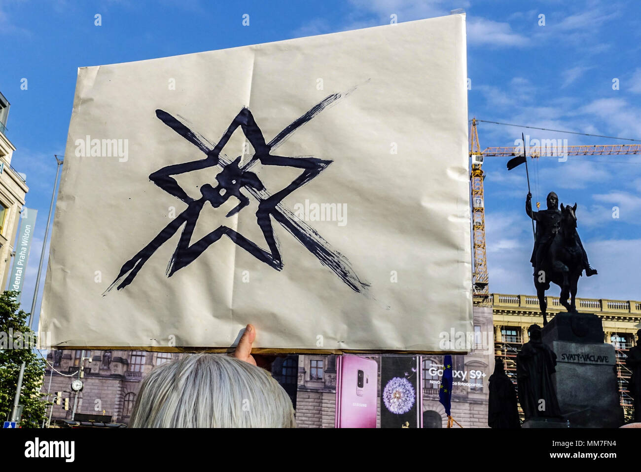 Prag, Tschechische Republik Demonstration gegen Premier Babis, Präsident Zeman und die Kommunisten, Symbole - Nazi, kommunistischen Star Stockfoto
