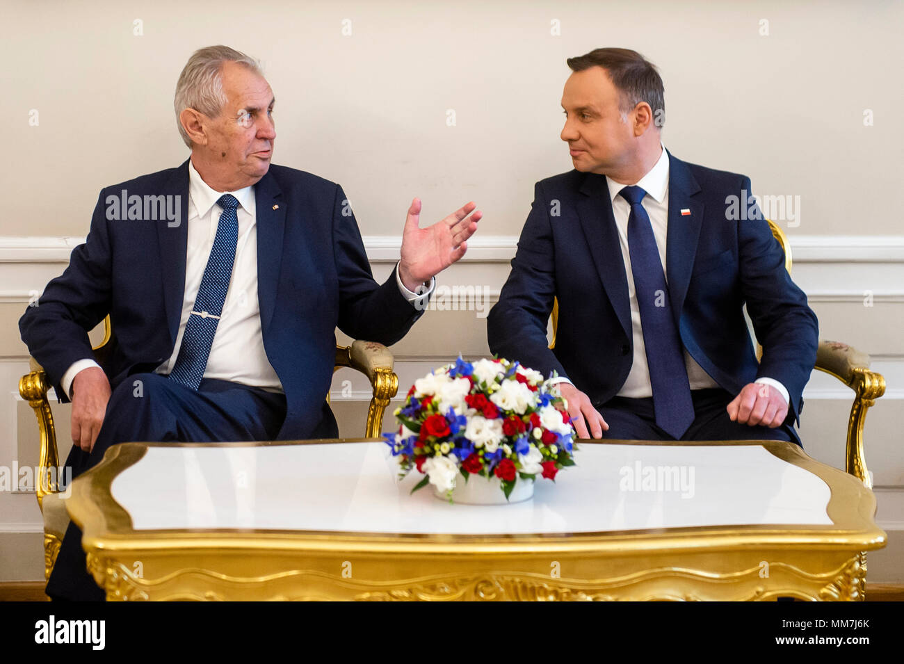 Warschau, Polen. 10. Mai, 2018. Der tschechische Präsident Milos Zeman (Links) zu Besuch in Polen, und trifft sich mit der polnische Präsident Andrzej Duda (rechts) in Warschau, Polen, 10. Mai 2018. Quelle: David Tanecek/CTK Photo/Alamy leben Nachrichten Stockfoto