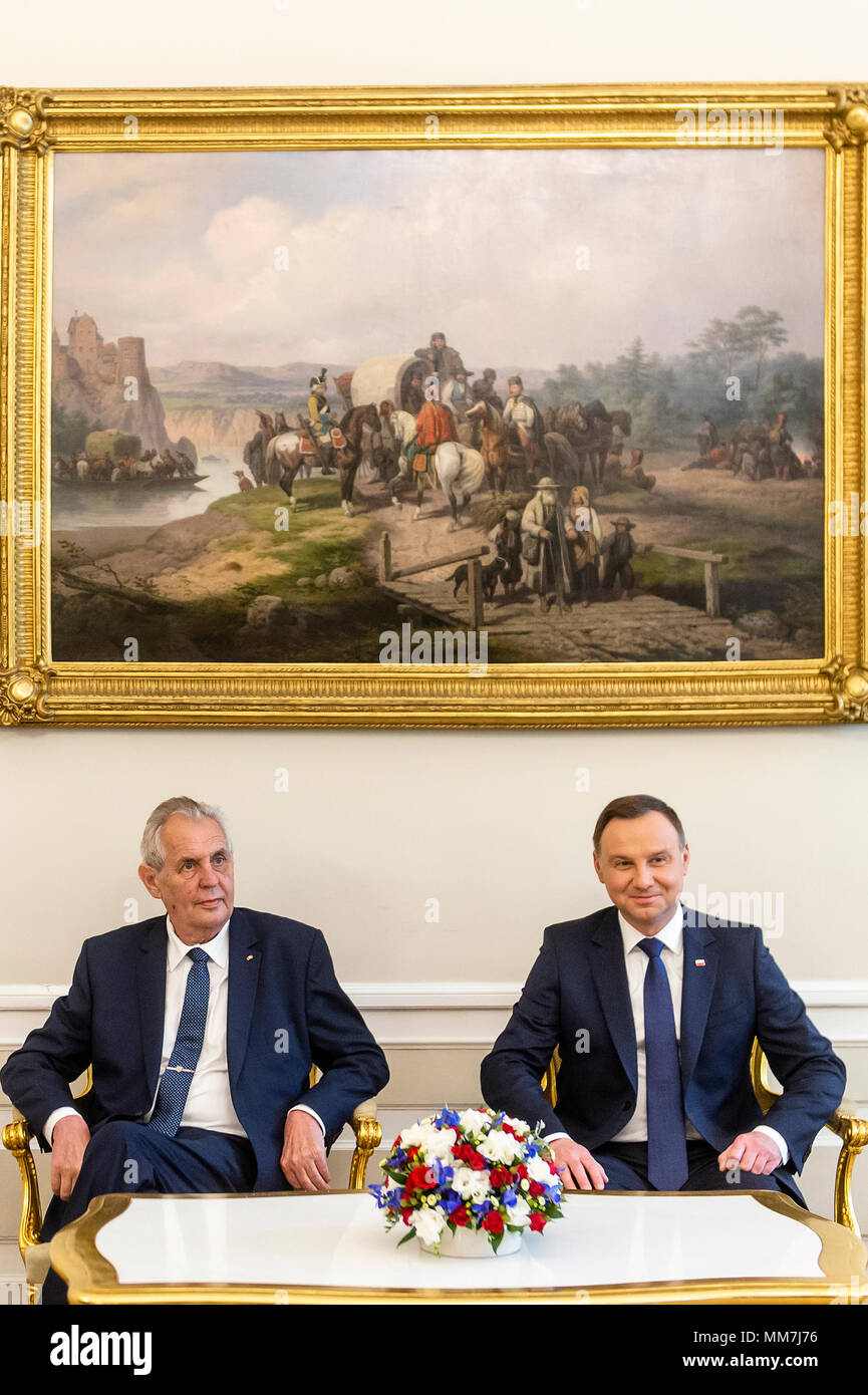 Warschau, Polen. 10. Mai, 2018. Der tschechische Präsident Milos Zeman (Links) zu Besuch in Polen, und trifft sich mit der polnische Präsident Andrzej Duda (rechts) in Warschau, Polen, 10. Mai 2018. Quelle: David Tanecek/CTK Photo/Alamy leben Nachrichten Stockfoto