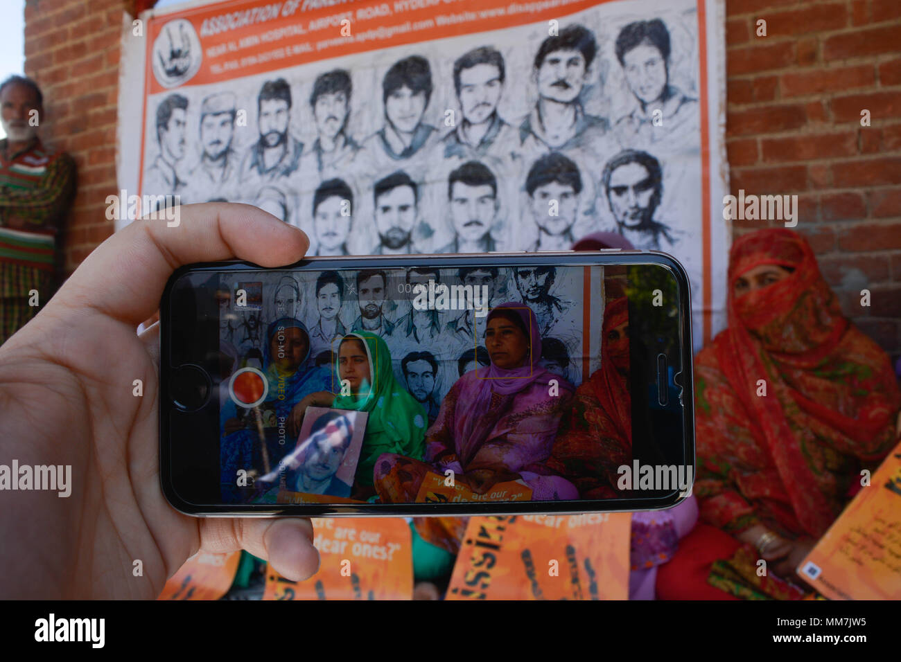 Angehörige von verschwundenen Personen in Kaschmir erinnert an den Kampf der Rehti Begum, aktives Mitglied der APDP am 26 April, 2018 wegen Herzinfarkt an ihrem angestammten Haus in Cheke Kawoosa Narbal, der zentralen Kaschmir Budgam Bezirk. APDP nachfragen, wo sich all jene Menschen, die durch den Staat oder staatliche Miliz entführt wurden gesichert. Die Praxis des erzwungenen Verschwindens noch nicht aufgehört hat. Die Sit-in statt. Rehti Begum war die Mutter von Mohammad Ramzan Scheich, war eine tägliche Wette Verschwindenlassen unterworfen, nachdem er seinem Haus durch die Perso Stockfoto