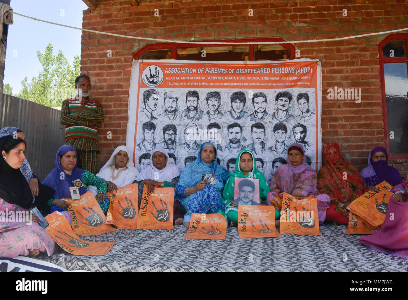 Angehörige von verschwundenen Personen in Kaschmir erinnert an den Kampf der Rehti Begum, aktives Mitglied der APDP am 26 April, 2018 wegen Herzinfarkt an ihrem angestammten Haus in Cheke Kawoosa Narbal, der zentralen Kaschmir Budgam Bezirk. APDP nachfragen, wo sich all jene Menschen, die durch den Staat oder staatliche Miliz entführt wurden gesichert. Die Praxis des erzwungenen Verschwindens noch nicht aufgehört hat. Die Sit-in statt. Rehti Begum war die Mutter von Mohammad Ramzan Scheich, war eine tägliche Wette Verschwindenlassen unterworfen, nachdem er seinem Haus durch die Perso Stockfoto