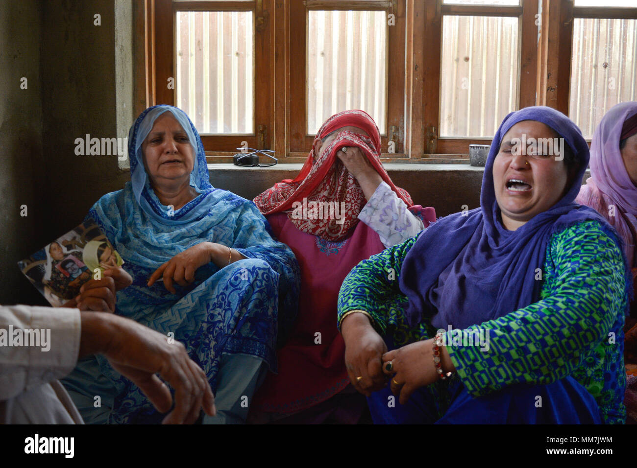Mitglieder der APDP und die Verwandten der verschwundenen Personen in Kaschmir erinnert an den Kampf der Rehti Begum, aktives Mitglied der APDP am 26 April, 2018 wegen Herzinfarkt an ihrem angestammten Haus in Cheke Kawoosa Narbal, der zentralen Kaschmir Budgam Bezirk. APDP nachfragen, wo sich all jene Menschen, die durch den Staat oder staatliche Miliz entführt wurden gesichert. Die Praxis des erzwungenen Verschwindens noch nicht aufgehört hat. Die Sit-in statt. Rehti Begum war die Mutter von Mohammad Ramzan Scheich, war eine tägliche Wette Verschwindenlassen unterworfen nach entführt von h Stockfoto