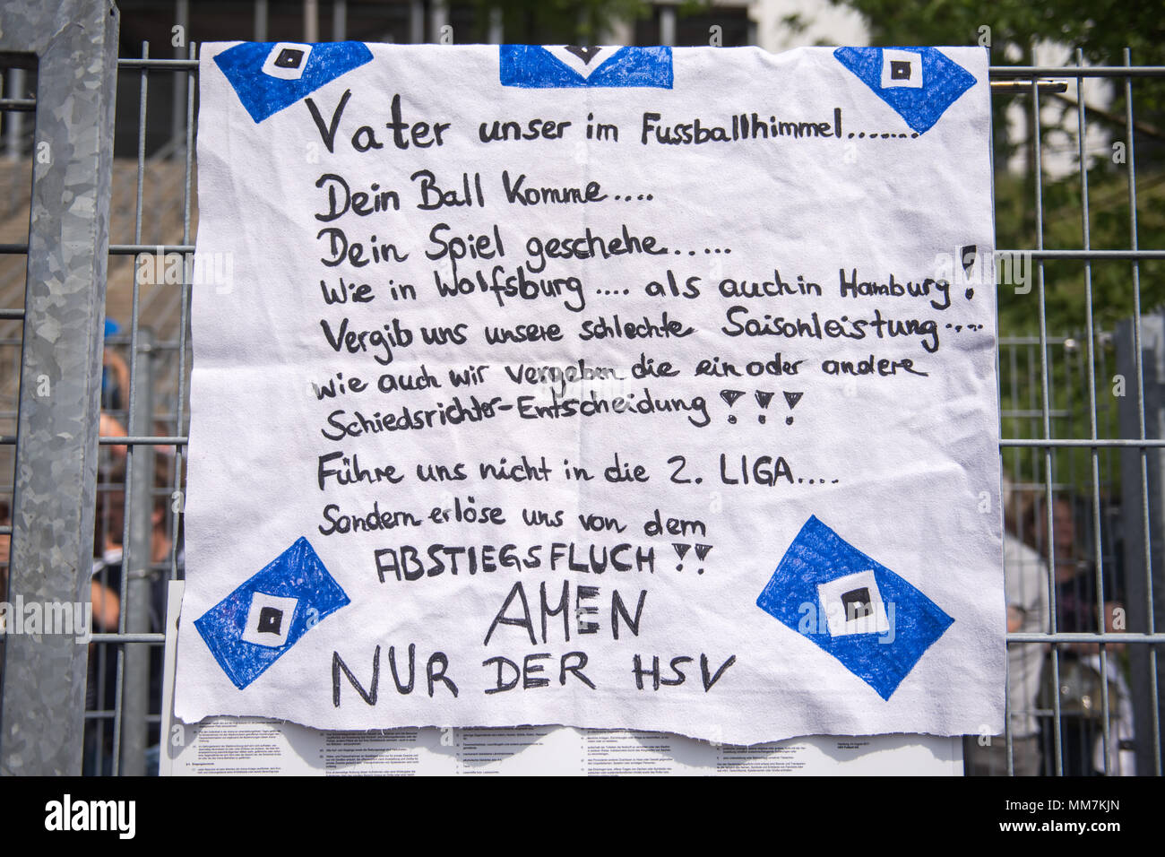 10. Mai 2018, Deutschland, Hamburg: ein Plakat mit einer modifizierten Version des Vaterunser hängend an einem Zaun am Volkspark Stadion. Hamburg spielen gegen Borussia Mönchengladbach am letzten Spieltag der Bundesliga am 11. Mai 2018. Foto: Daniel Bockwoldt/dpa - WICHTIGER HINWEIS: Aufgrund der Deutschen Fußball Liga (DFL) · s Akkreditierungsregeln, Veröffentlichung und Weiterverbreitung im Internet und in online Medien ist während des Spiels zu 15 Bildern pro Spiel beschränkt Stockfoto