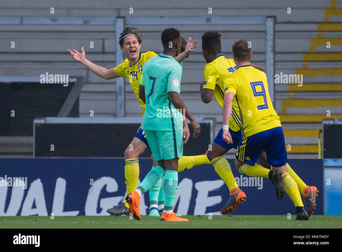 Burton upon Trent, Großbritannien. 10 Mau 2018. Rasmus Wikstom (Schweden) feiert Eröffnung der zählen während der 2018 UEFA U-17 Meisterschaft Gruppe B Spiel zwischen Schweden und Portugal bei Pirelli Stadion am 10. Mai 2018 in Burton upon Trent, England. Credit: PHC Images/Alamy leben Nachrichten Stockfoto