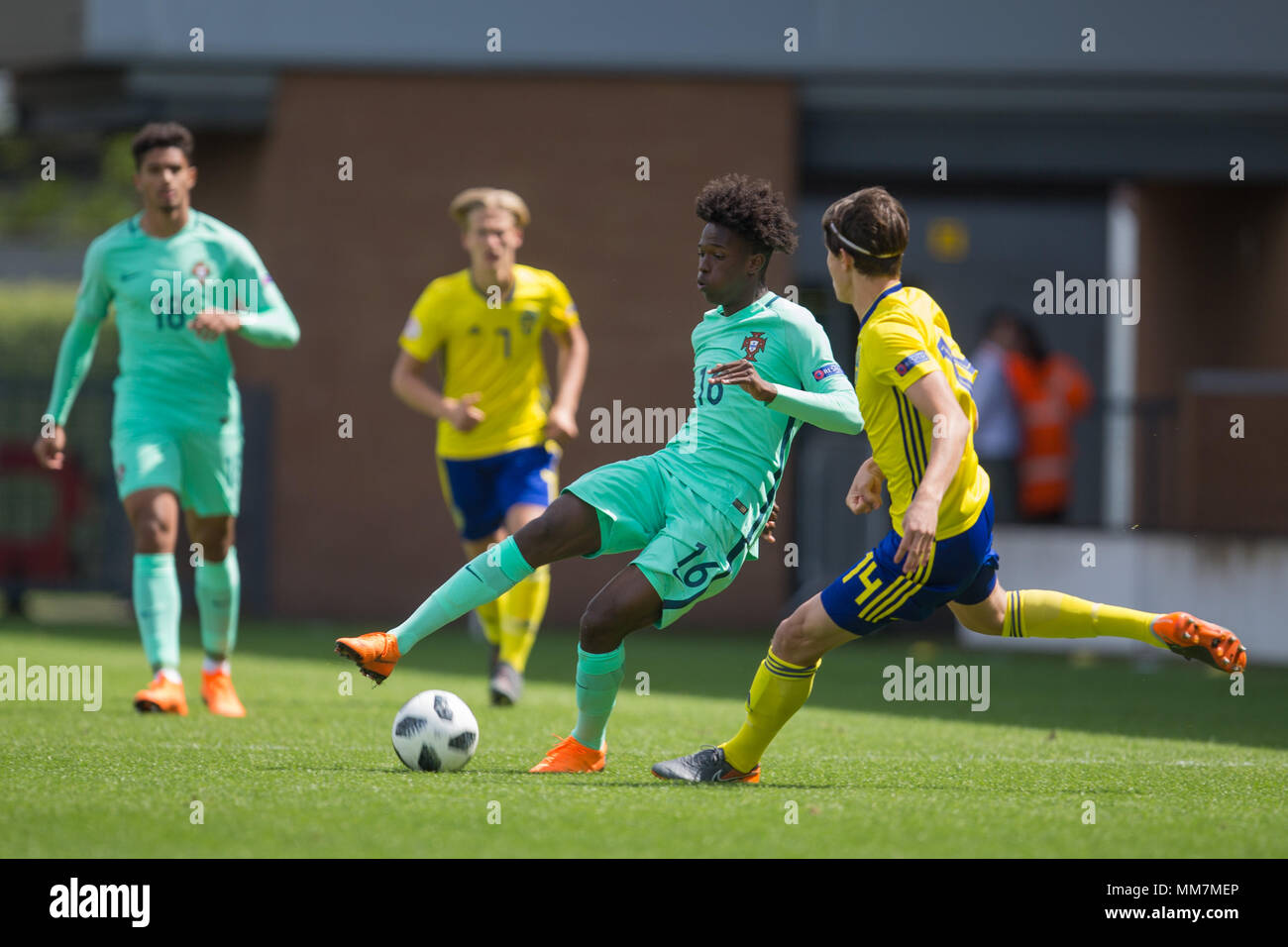 Burton upon Trent, Großbritannien. 10 Mau 2018. Felix Correia (Portugal) sieht die Aufmerksamkeit der Rasmus Wikstom (Schweden) während der 2018 UEFA U-17 Meisterschaft Gruppe B Spiel zwischen Schweden und Portugal bei Pirelli Stadion am 10. Mai 2018 Flucht in Burton upon Trent, England. Credit: PHC Images/Alamy leben Nachrichten Stockfoto