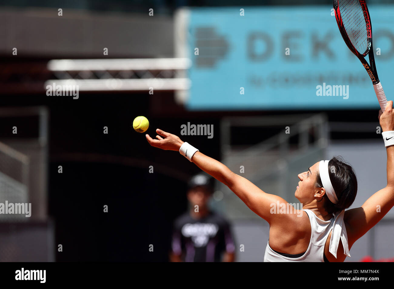 Madrid, Spanien. 10. Mai, 2018. Caroline Garcia von Frankreich zu Carla Suarez von Spanien während ihrer ATP Madrid Open Umlauf von 16 Partie Tennis auf dem Caja Magica in Madrid. Credit: Manu Reino/SOPA Images/ZUMA Draht/Alamy leben Nachrichten Stockfoto