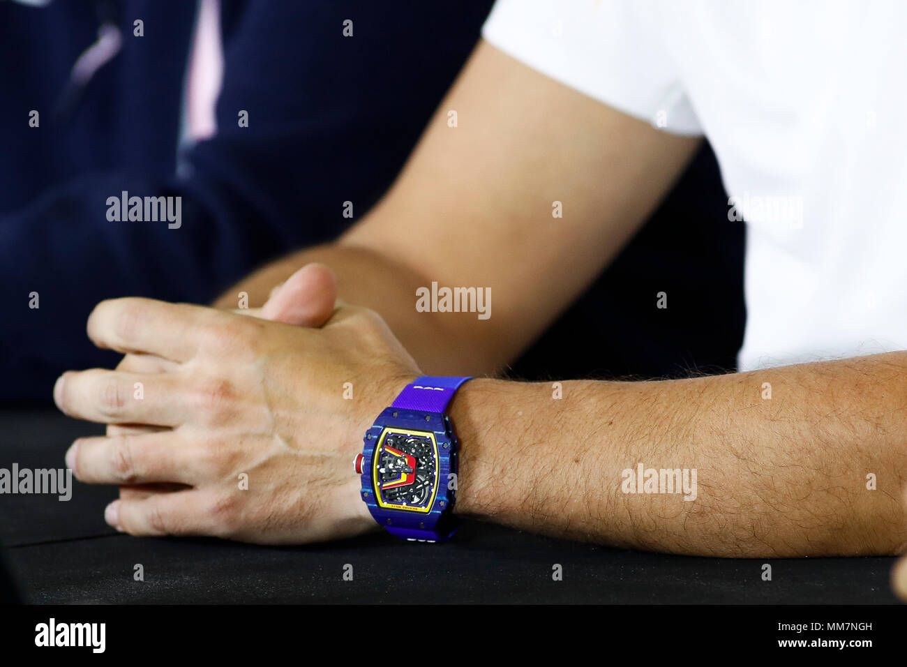 Barcelona, Spanien. 10. Mai 2018. Spanische Formel 1 Grand Prix, Treiber Ankünfte und Pressekonferenz; Detail des exklusiven Richard Mille Watch von Fernando Alonso das Team McLaren in der Pressekonferenz des Spanischen GP Quelle: Aktion Plus Sport Bilder/Alamy leben Nachrichten Stockfoto