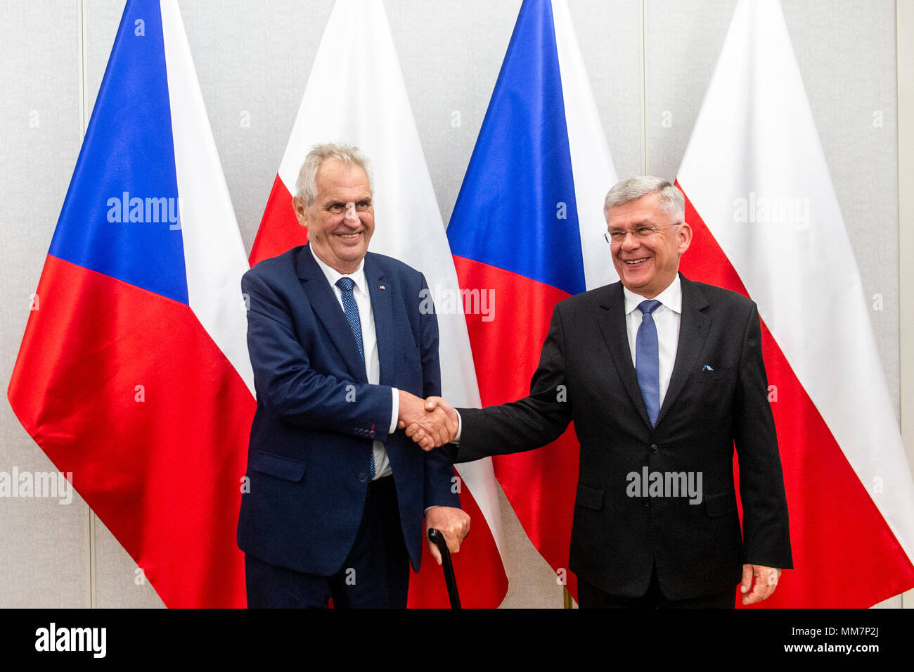 Warschau, Polen. 10. Mai, 2018. Der tschechische Präsident Milos Zeman, Links, trifft der Leiter des polnischen Senats Stanislaw Karczewski bei seinem Besuch in Warschau, Polen, 10. Mai 2018. Quelle: David Tanecek/CTK Photo/Alamy leben Nachrichten Stockfoto