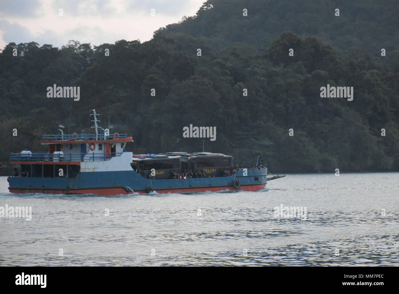 Cilacap, Indonesien. 10. Mai, 2018. Ein Boot bringt einige Busse mit terroristischen Gefangenen kommt an Nusakambangan Gefängnis, Cilacap, Indonesien, am 10. Mai 2018. Mehr als 155 terroristischen Insassen, die nach dem Aufstand in Mobile Brigade Headquarters in Depok übergeben hatten, wurden zu Nusakambangan Gefängnis, Cilacap, Central Java verschoben. Credit: Dian A./Xinhua/Alamy leben Nachrichten Stockfoto