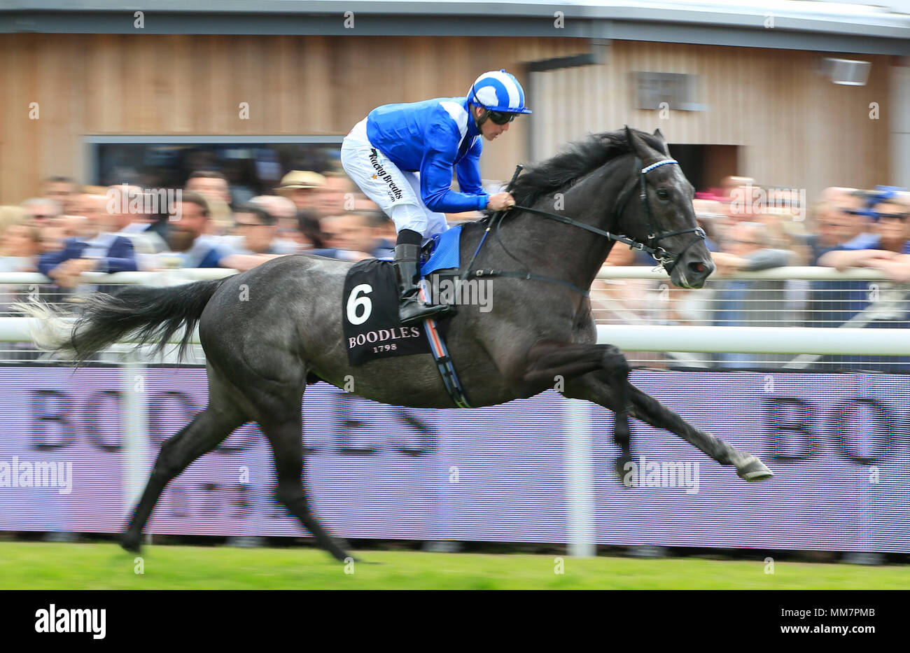 Die Rennbahn von Chester, Chester, UK. 10. Mai, 2018. Die boodles Mai Festival, Ladies Day; Ryan Moore Befugnisse Idaho als Vorteile - auf Liebling zu den Diamanten Ormonde Stakes Credit: Aktion plus Sport/Alamy Live News win Stockfoto