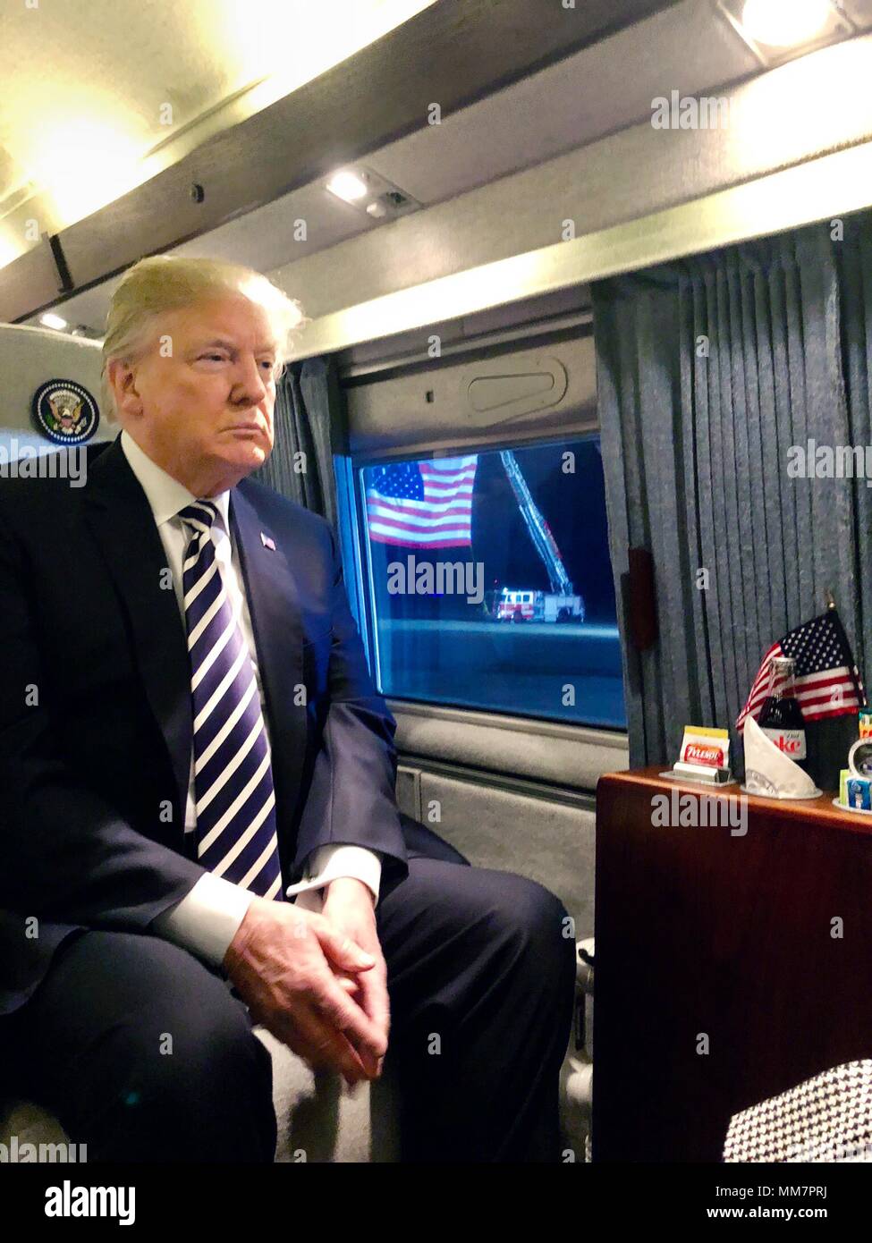 Joint Base Andrews 10. Mai 2018. Us-Präsident Donald Trump an Bord Marine One nach der Landung am Joint Base Andrews home drei amerikanische Häftlinge am 10. Mai 2018 in Clinton, Maryland zu begrüßen. Drei Häftlinge freigelassen gehören Kim Dong-chul, Tony Kim und Kim Hak-Song als eine Geste des guten Willens vor dem geplanten Treffen zwischen Trumpf und nordkoreanischen Führer Kim Jong-un. Credit: Planetpix/Alamy leben Nachrichten Stockfoto