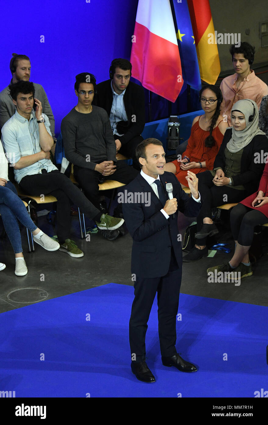 10. Mai 2018, Aachen, Deutschland: Der französische Präsident Emmanuel Längestrich beantwortet wurden, nachdem die Verleihung des Karlspreises zu ihm die Fragen der Studenten. Längestrich hat den Internationalen Karlspreis für seine Verdienste um die europäische Einigung in Aachen verliehen. Foto: Henning Kaiser/dpa Stockfoto