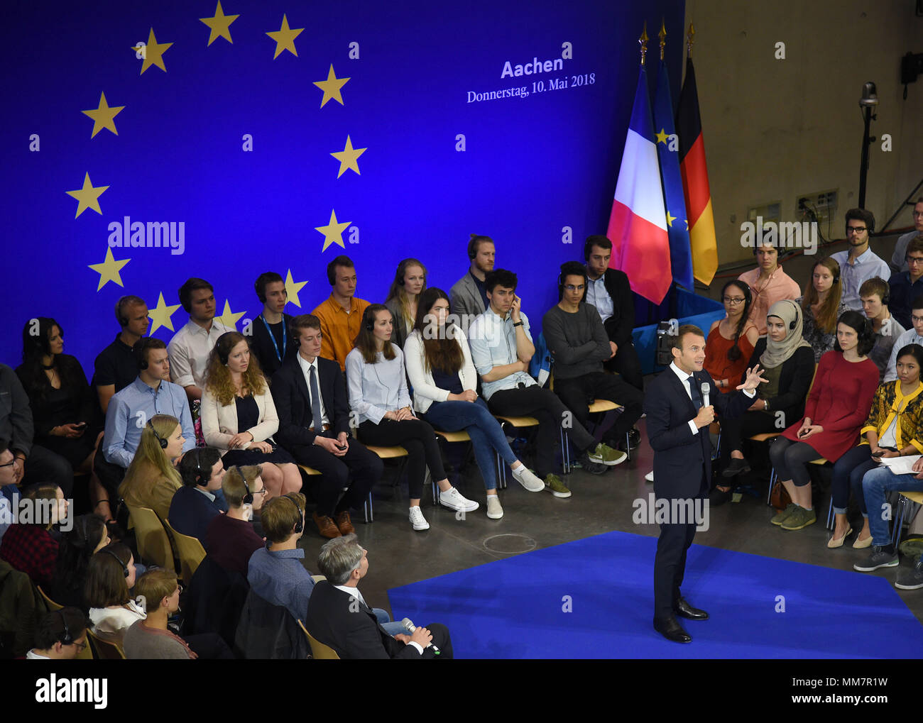 10. Mai 2018, Aachen, Deutschland: Der französische Präsident Emmanuel Längestrich beantwortet wurden, nachdem die Verleihung des Karlspreises zu ihm die Fragen der Studenten. Längestrich hat den Internationalen Karlspreis für seine Verdienste um die europäische Einigung in Aachen verliehen. Foto: Henning Kaiser/dpa Stockfoto