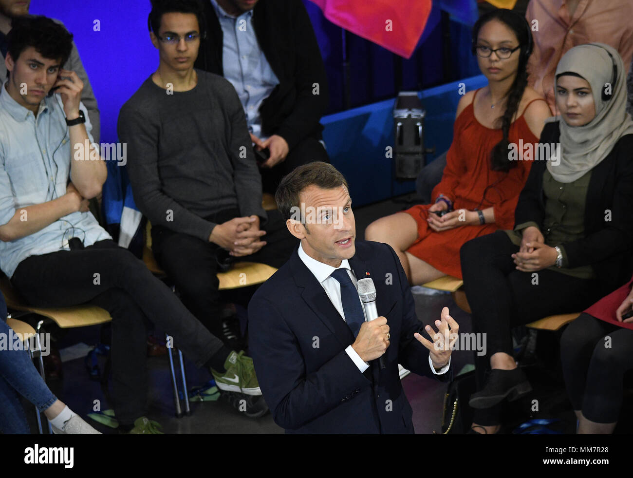 10. Mai 2018, Aachen, Deutschland: Der französische Präsident Emmanuel Längestrich beantwortet wurden, nachdem die Verleihung des Karlspreises zu ihm die Fragen der Studenten. Längestrich hat den Internationalen Karlspreis für seine Verdienste um die europäische Einigung in Aachen verliehen. Foto: Henning Kaiser/dpa Stockfoto