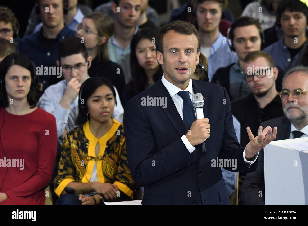 10. Mai 2018, Aachen, Deutschland: Der französische Präsident Emmanuel Längestrich beantwortet wurden, nachdem die Verleihung des Karlspreises zu ihm die Fragen der Studenten. Längestrich hat den Internationalen Karlspreis für seine Verdienste um die europäische Einigung in Aachen verliehen. Foto: Henning Kaiser/dpa Stockfoto