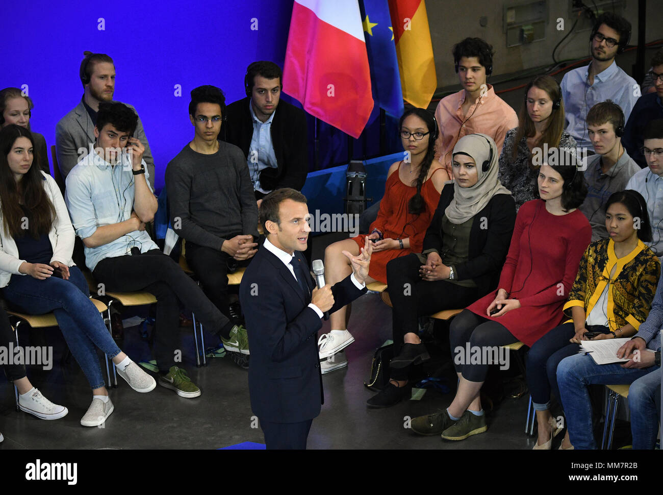10. Mai 2018, Aachen, Deutschland: Der französische Präsident Emmanuel Längestrich beantwortet wurden, nachdem die Verleihung des Karlspreises zu ihm die Fragen der Studenten. Längestrich hat den Internationalen Karlspreis für seine Verdienste um die europäische Einigung in Aachen verliehen. Foto: Henning Kaiser/dpa Stockfoto