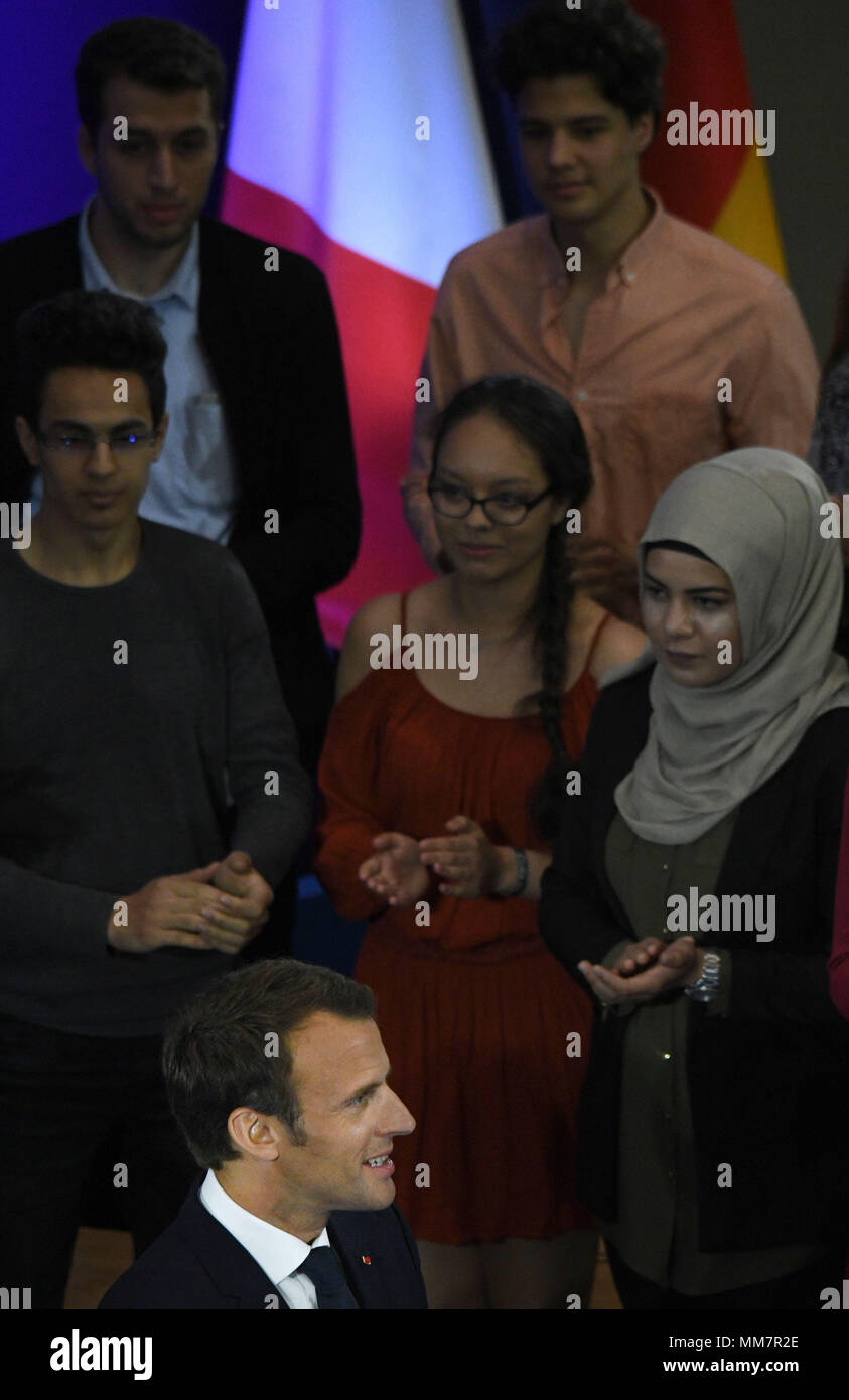 10. Mai 2018, Aachen, Deutschland: Fragen der französische Präsident Emmanuel Längestrich beantworten Studenten nach Erhalt die Verleihung des Karlspreises. Längestrich hat den Internationalen Karlspreis für seine Verdienste um die europäische Einigung in Aachen verliehen. Foto: Henning Kaiser/dpa Stockfoto