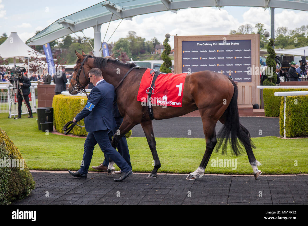 2:25 Chester: Homeserve Dee Stakes Chester Rennen. Chester, UK. 10. Mai 2018. Die Wohnung Saison in feinem Stil auf Damen Tag am Boodles Mai Festival an der Rennbahn von Chester. Gute Laune und Spaß Moden an der Tagesordnung waren wie die Menschen in zu diesem fantastischen Event auf dem Horse racing Kalender beflockt. Credit: MediaWorldImages/AlamyLiveNews Stockfoto