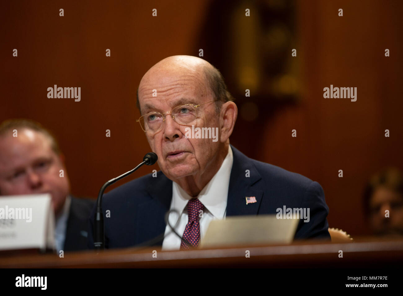 Washington, USA. 10. Mai, 2018. United States US-Handelsminister Wilbur Ross bezeugt vor der Senat Mittel Ausschuss bei einer Anhörung über das Geschäftsjahr 2019 Budget auf dem Capitol Hill in Washington, DC am 10. Mai 2018. Credit: Foto Access/Alamy leben Nachrichten Stockfoto