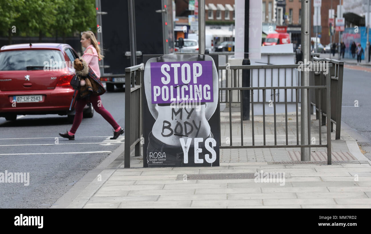 Dublin, Irland. 10. Mai 2018. 10/5/2018. Abtreibung Poster Dublin. Abstimmung Ja Poster auf Anzeige in Dublin City als Datum für das Referendum in der 8. Änderung der Verfassung. Das Referendum wird gehalten, um die Wähler die Möglichkeit, die Änderung, die den Frauen den Zugang zu Abtreibung Kündigung Einrichtungen in der Republik Irland zur Aufhebung zu geben. Foto: Eamonn Farrell/RollingNews. ie Credit: RollingNews.ie/Alamy leben Nachrichten Stockfoto