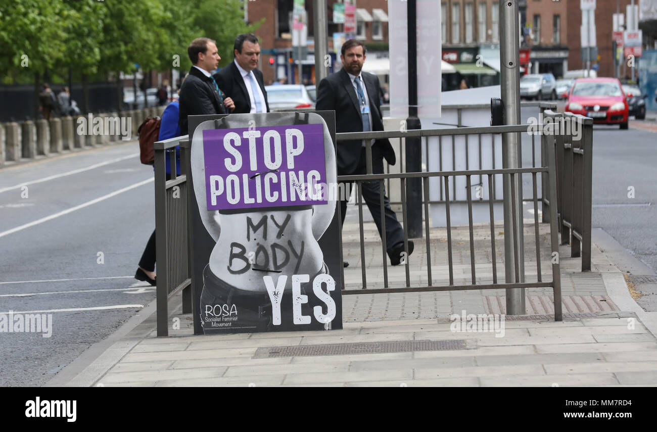 Dublin, Irland. 10. Mai 2018. 10/5/2018. Abtreibung Poster Dublin. Abstimmung Ja Poster auf Anzeige in Dublin City als Datum für das Referendum in der 8. Änderung der Verfassung. Das Referendum wird gehalten, um die Wähler die Möglichkeit, die Änderung, die den Frauen den Zugang zu Abtreibung Kündigung Einrichtungen in der Republik Irland zur Aufhebung zu geben. Foto: Eamonn Farrell/RollingNews. ie Credit: RollingNews.ie/Alamy leben Nachrichten Stockfoto