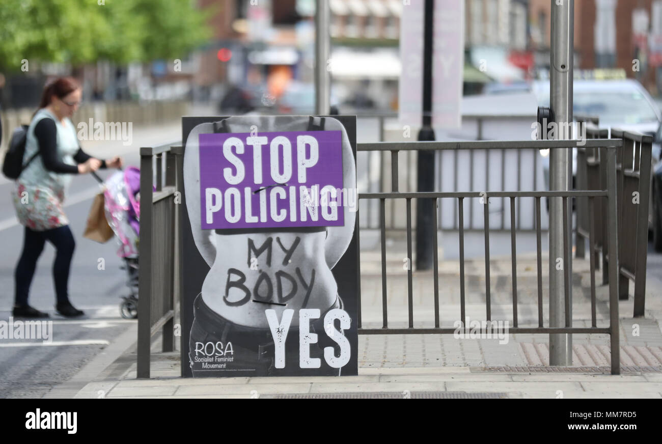 Dublin, Irland. 10. Mai 2018. 10/5/2018. Abtreibung Poster Dublin. Abstimmung Ja Poster auf Anzeige in Dublin City als Datum für das Referendum in der 8. Änderung der Verfassung. Das Referendum wird gehalten, um die Wähler die Möglichkeit, die Änderung, die den Frauen den Zugang zu Abtreibung Kündigung Einrichtungen in der Republik Irland zur Aufhebung zu geben. Foto: Eamonn Farrell/RollingNews. ie Credit: RollingNews.ie/Alamy leben Nachrichten Stockfoto