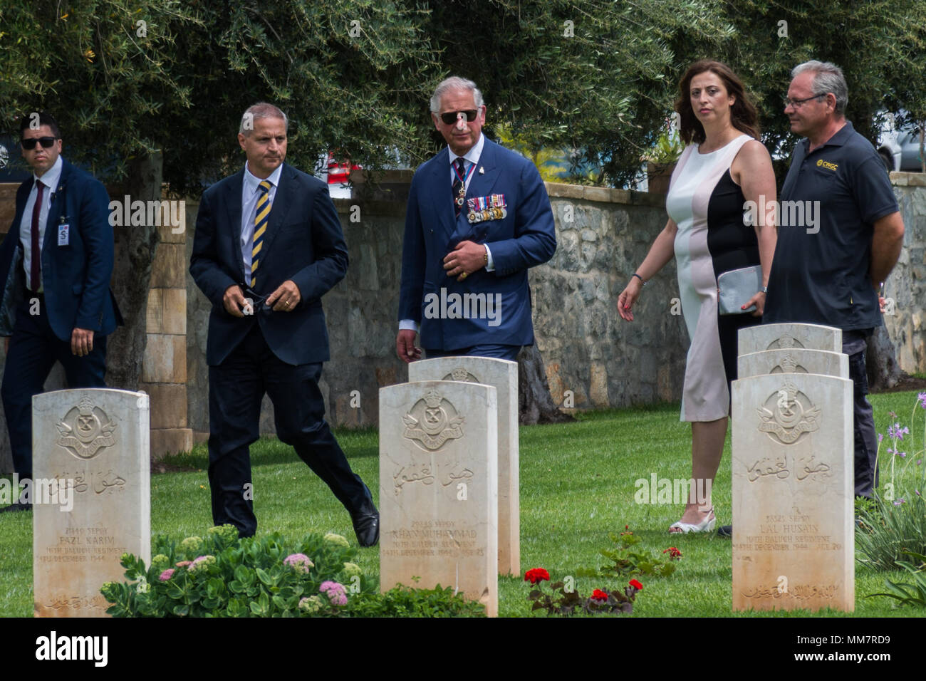 Athen, Griechenland. 10. Mai 2018. Prinz Charles und Camilla, Herzogin von Cornwall besuchen Sie die Commonwealth Kriegsgräber in Faliro, Athen Credit: Stefanos Kyriazis/Alamy leben Nachrichten Stockfoto