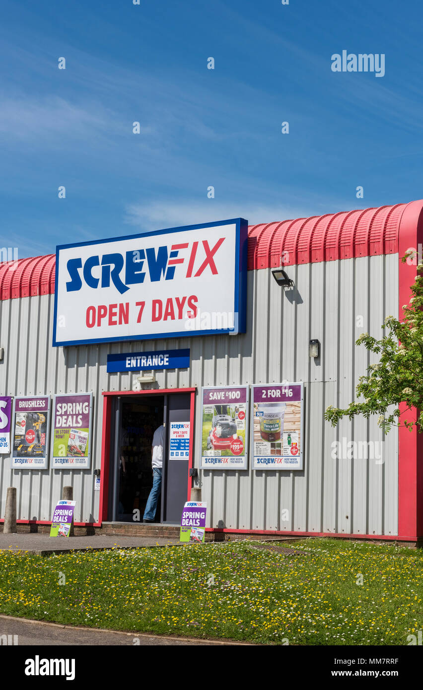 Ein Zweig der Gebäude und Werkzeug Anbieter screwfix Verkauf Werkzeuge und Befestigungen der Bauwirtschaft und weiteren Handwerker. High Street Einzelhändler Handel. Stockfoto