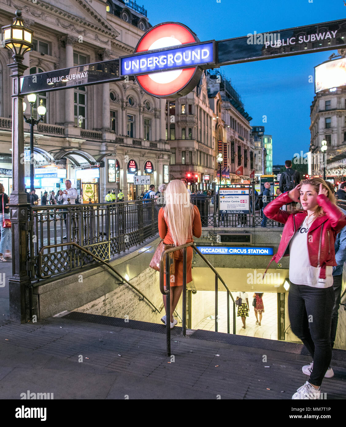 Frau außerhalb der Piccadilly Circus U-Bahn-Station Lonon UK stehend Stockfoto