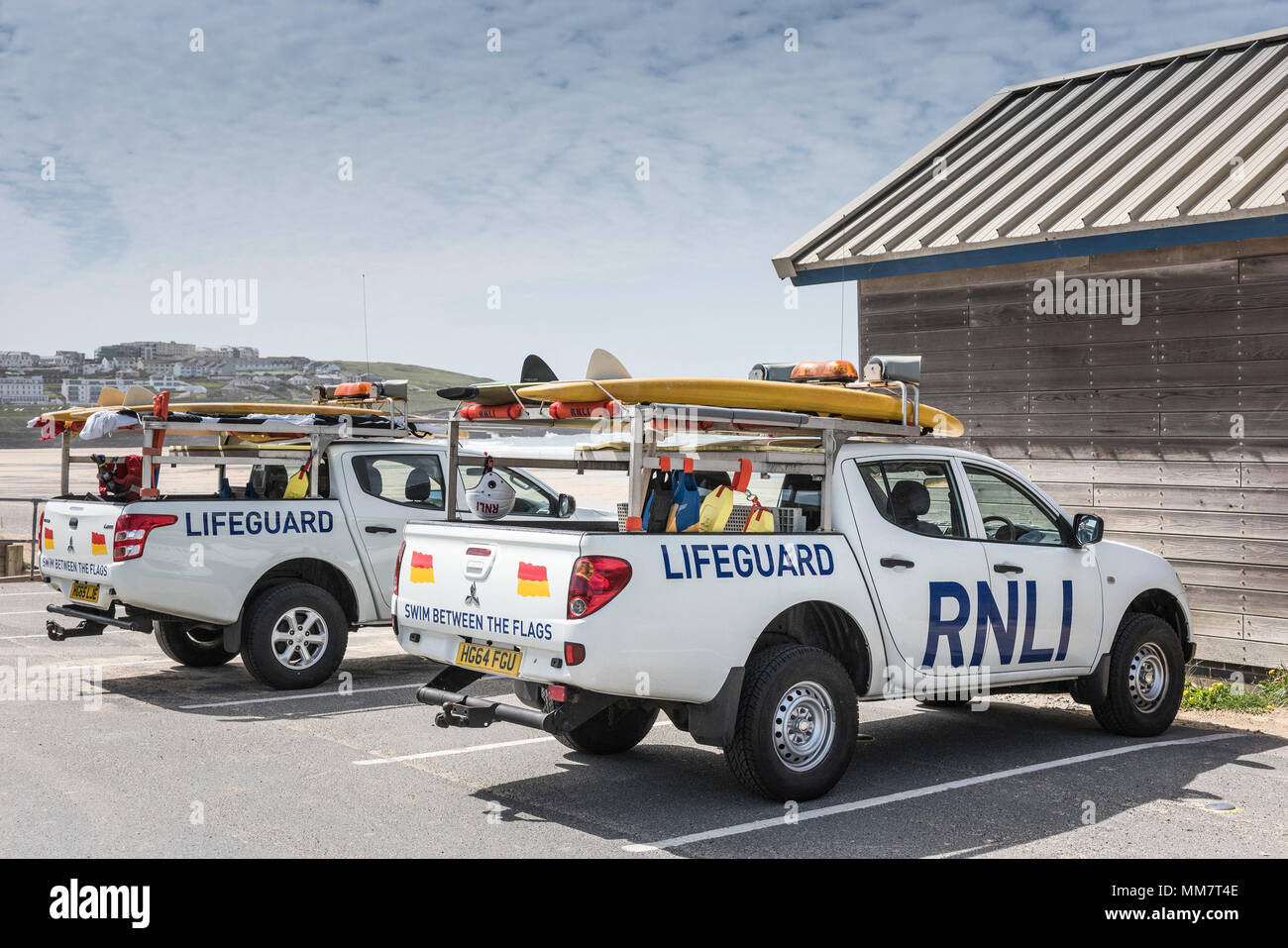 Zwei RNLI Rettungsschwimmer Fahrzeuge bei Fistral in Newquay in Cornwall geparkt. Stockfoto