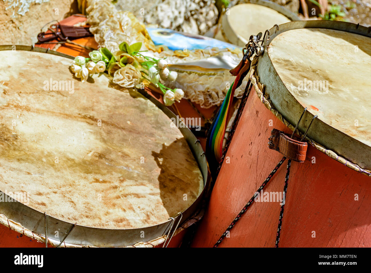 Schlagzeug in einer brasilianischen Volksfest zu Ehren des Heiligen Georg im Staat Minas Gerais verwendet Stockfoto