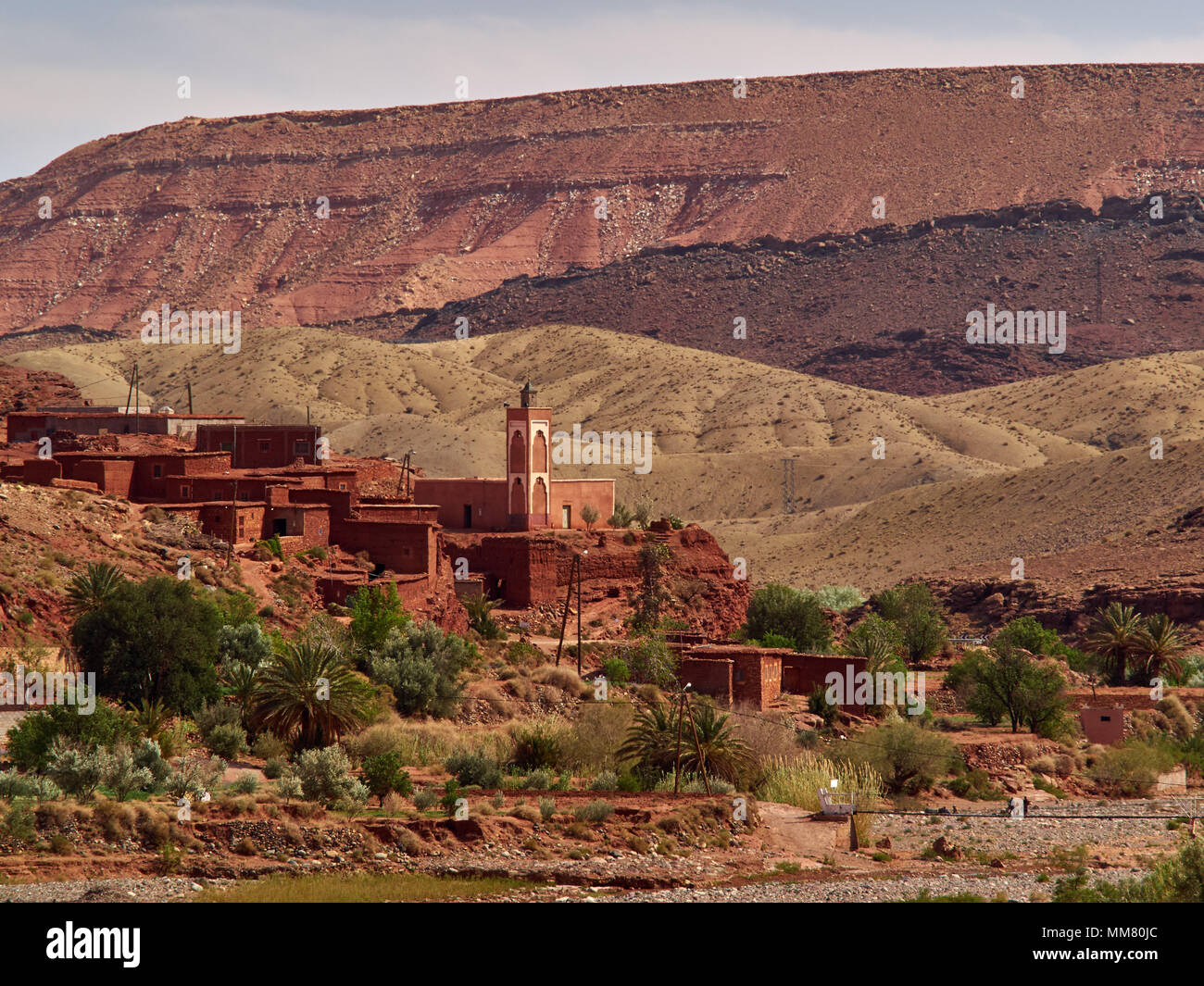 Alte Moschee und kleines Dorf mit Adobe Häuser am Ufer des Flusses, Ouarzazate, Marokko. Stockfoto