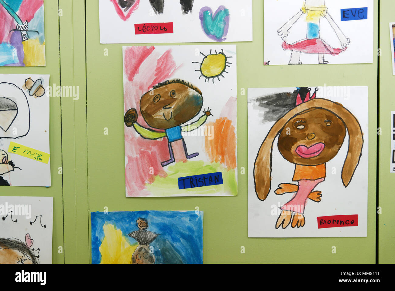 Kinder von Kunstwerken an den Wänden, in Ihre Schule. Stockfoto